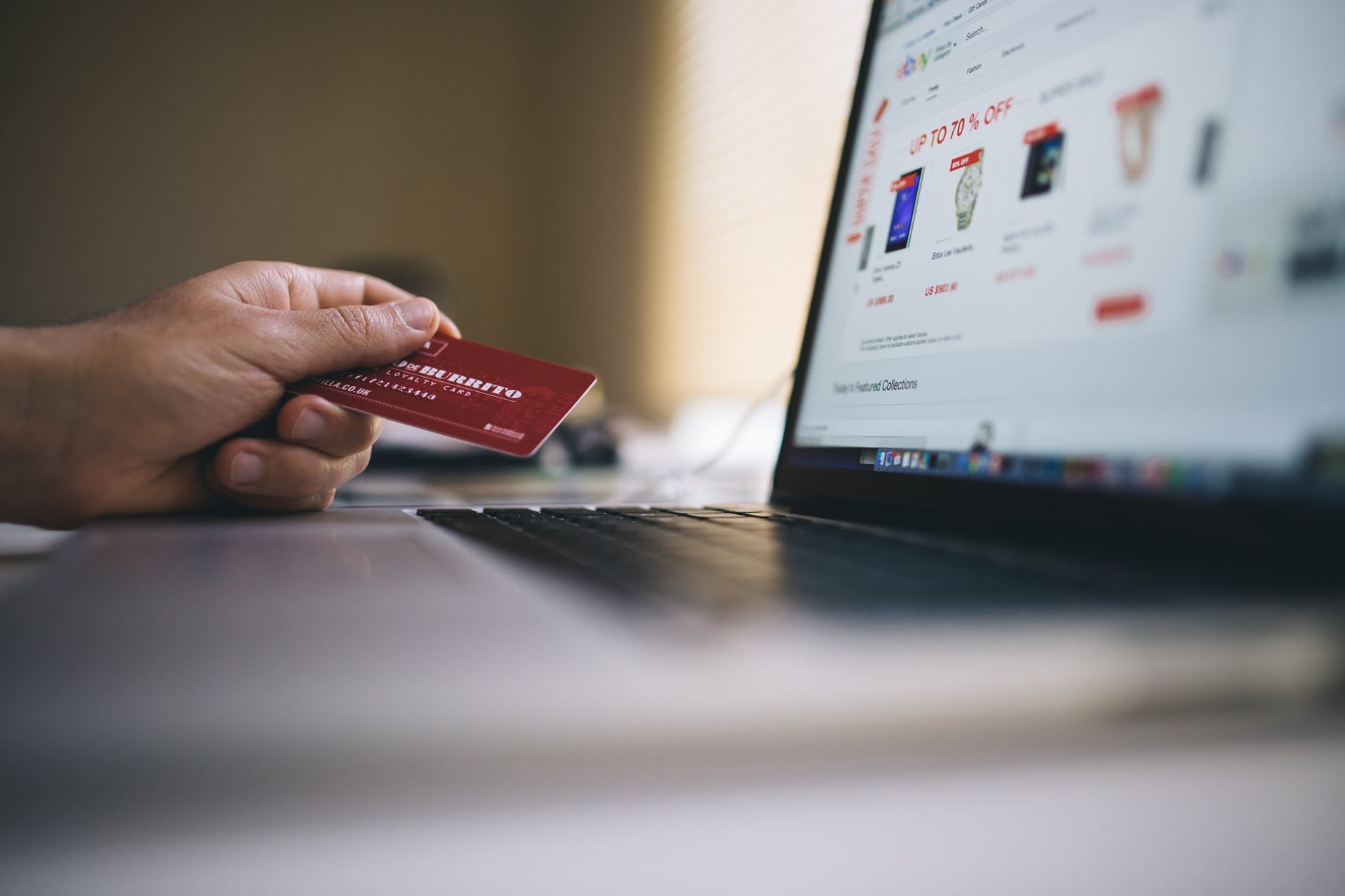 Doanh thu thương mại điện tử Việt Nam đạt hơn 8 tỉ USD, tăng trưởng 30% 