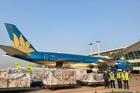 Vietnam Airlines tăng cường vận chuyển hàng hóa đảm bảo giao thương