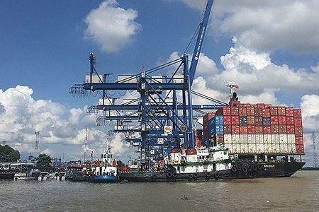 Doanh nghiệp logistics: Nguy cơ “đo ván” trên sân nhà