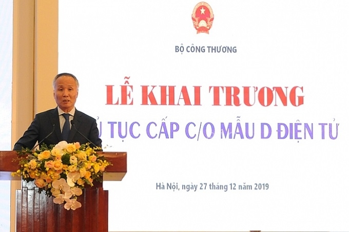 Deputy Minister of Industry and Trade Tran Quoc Khanh speaks at the event