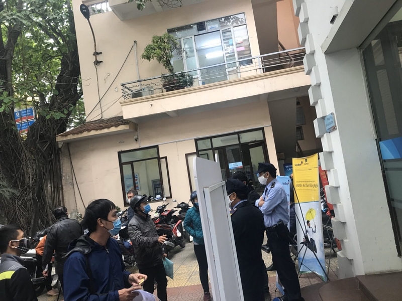 Nhiều người đến nộp phí cảng biển tại ngân hàng những ngày qua.