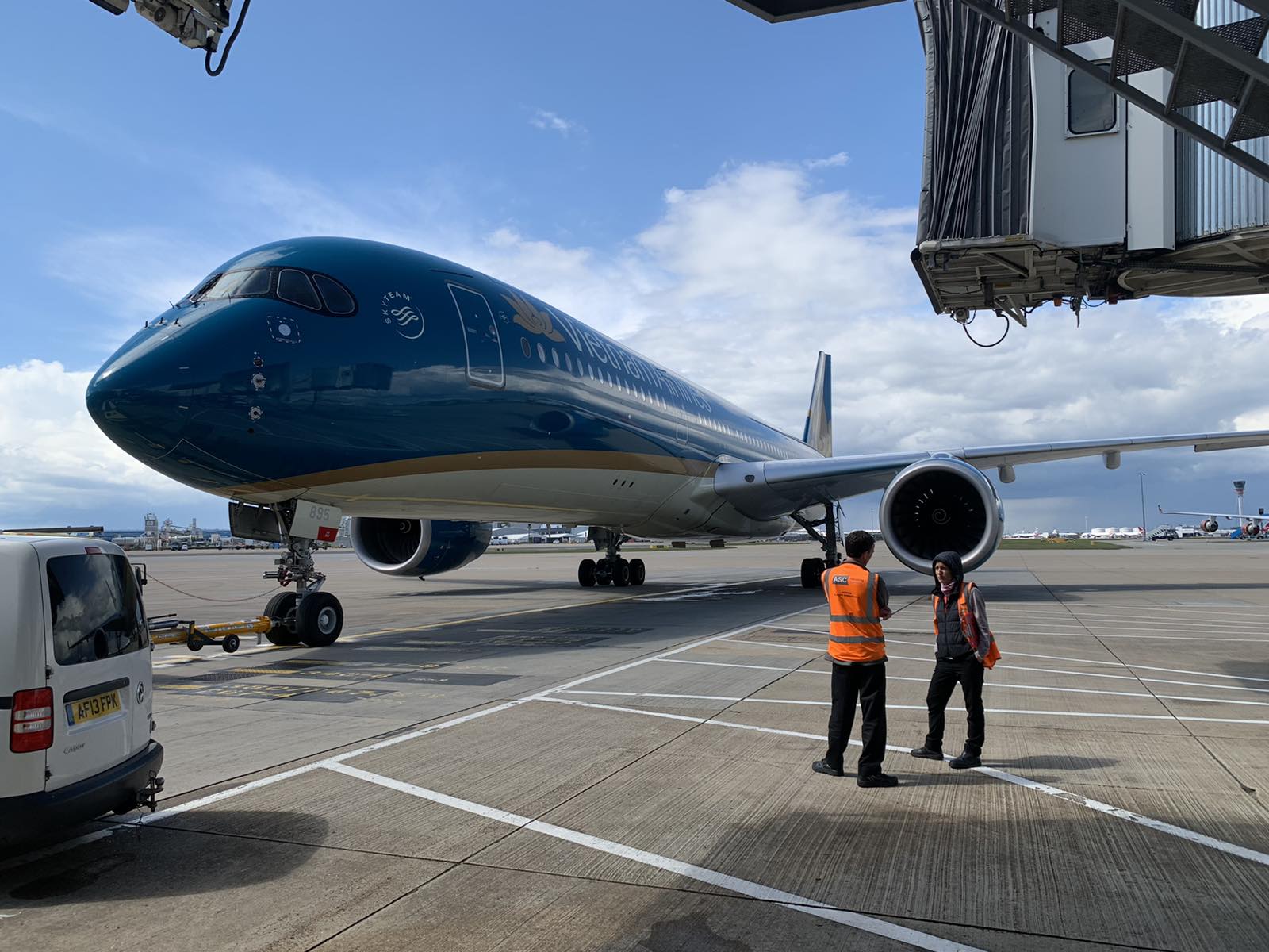 VN55 khởi hành từ Hà Nội đến London mang theo những thùng khẩu trang y tế hỗ trợ người dân Anh chống dịch. (Ảnh: VNUK) VN55 khởi hành từ Hà Nội đến London mang theo những thùng khẩu trang y tế hỗ trợ người dân Anh chống dịch. (Ảnh: VNUK)