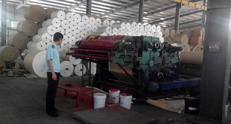 Công chức hải quan tiến hành kiểm tra cơ sở sản xuất doanh nghiệp gia công. (Ảnh: Hải quan Hải Phòng cung cấp) Công chức hải quan tiến hành kiểm tra cơ sở sản xuất doanh nghiệp gia công. (Ảnh: Hải quan Hải Phòng cung cấp)