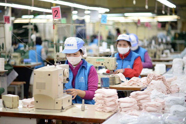 Nhiều doanh nghiệp dệt may trong nước đã tăng sản xuất khẩu trang vải.