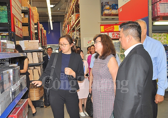 Các đại biểu tham quan siêu thị MM Mega Market Việt Nam