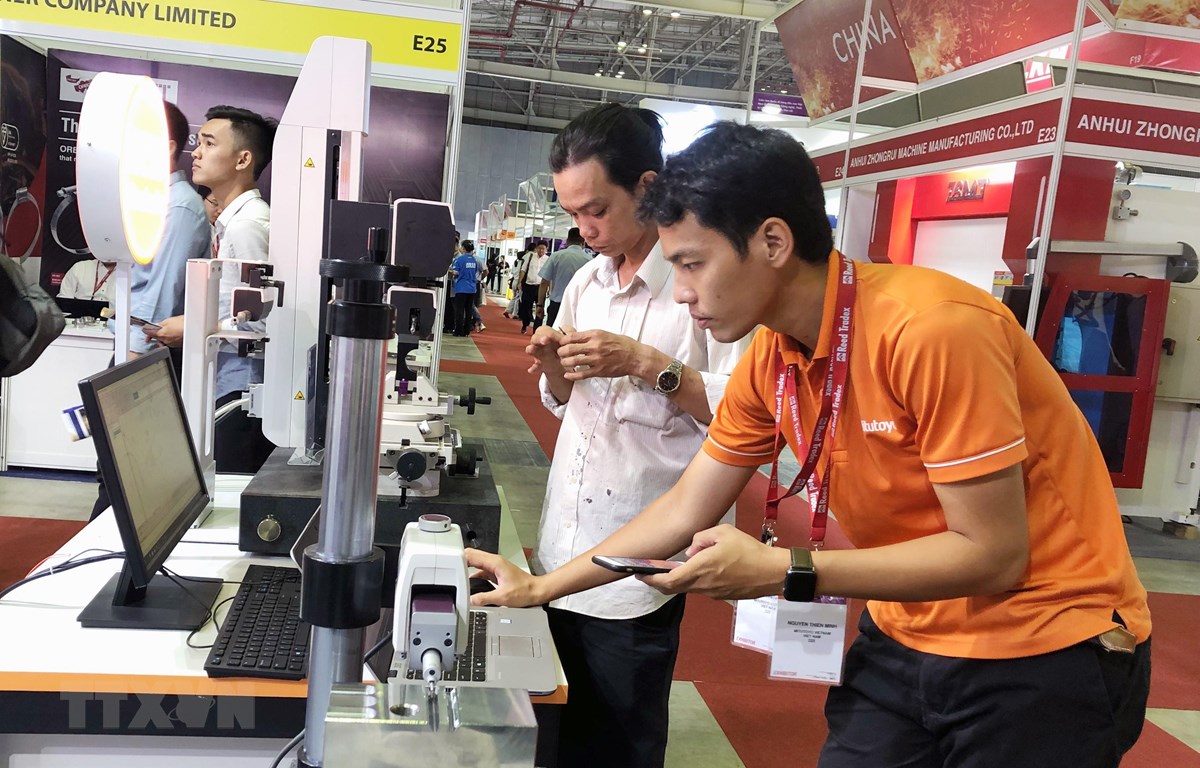 Khách tham quan trải nghiệp ứng dụng điều kiển thiết bị bằng điện thoại thông minh