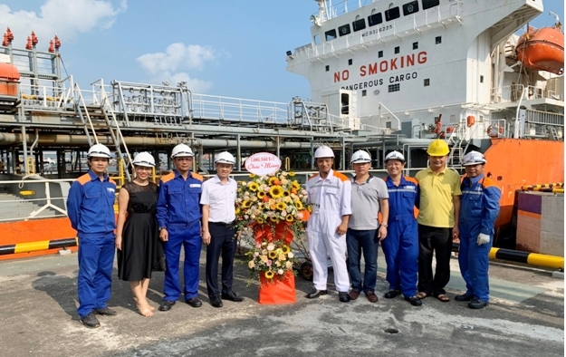 Cảng dầu B12 đón tàu Long Phú 20 lần đầu tiên cập cầu 40.000 DWT Cảng dầu B12 đón tàu Long Phú 20 lần đầu tiên cập cầu 40.000 DWT