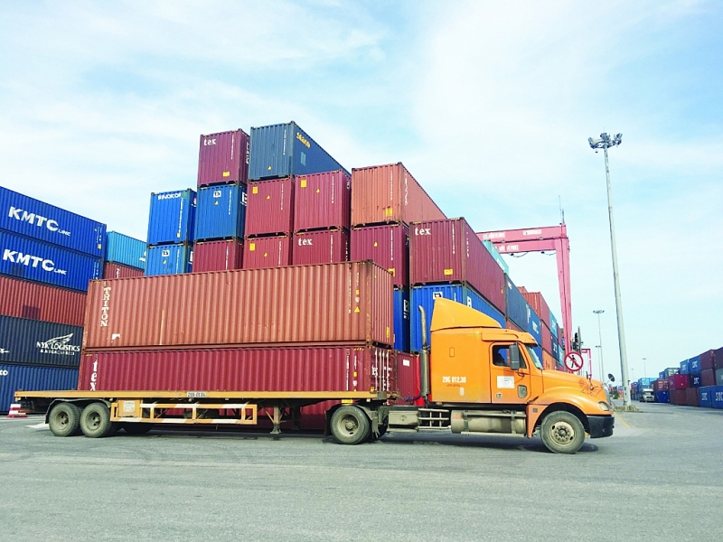 Hoạt động XNK tại cảng Hải Phòng. Ảnh: N.Linh