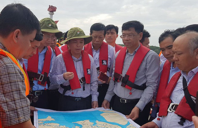 Kiểm tra môi trường nước xung quanh tàu 8000 tấn bị chìm