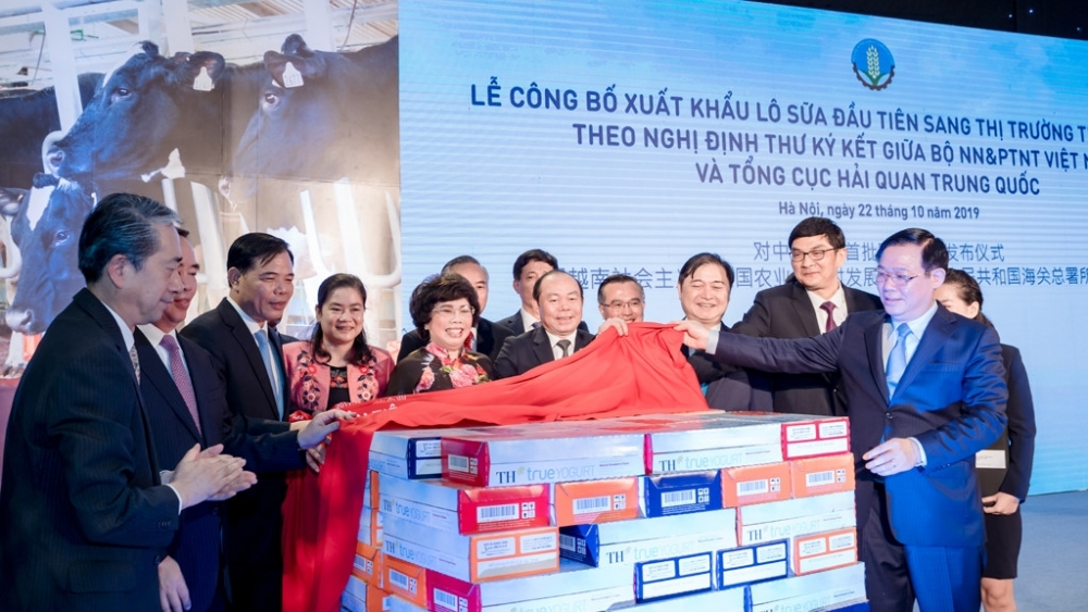 Deputy PM Vuong Dinh Hue and other delegates attend the ceremony to announce the export of the first batch of Vietnamese milk to China