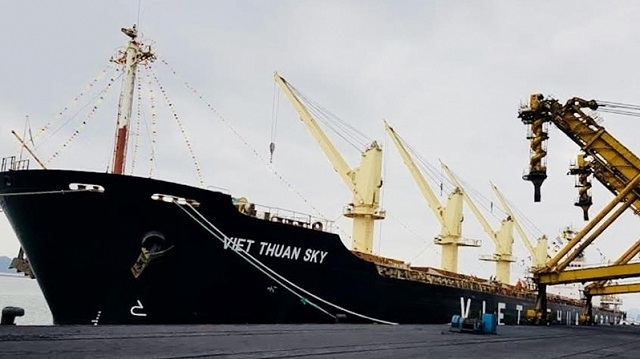 Tấn than đầu tiên xuất khẩu vào ngày đầu của Tết Nguyên đán
