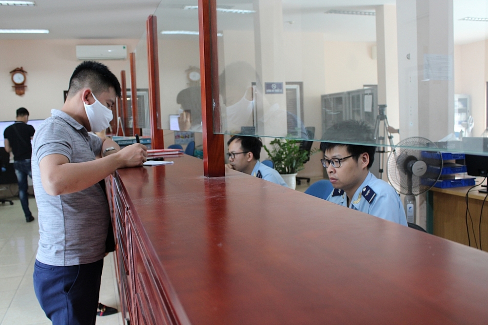 Công chức Hải quan Hà Nam hướng dẫn DN làm thủ tục. Ảnh: H.NỤ Công chức Hải quan Hà Nam hướng dẫn DN làm thủ tục. Ảnh: H.NỤ