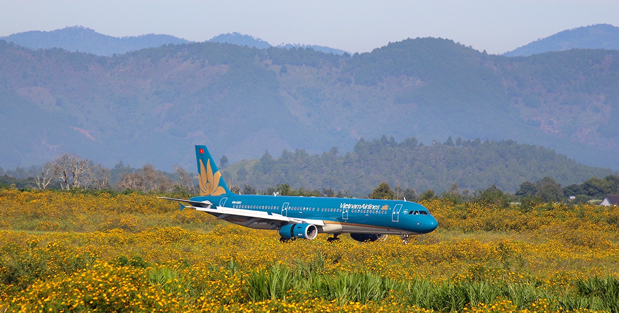 Vietnam Airlines tiếp tục giảm tần suất khai thác các chuyến bay nội địa (Ảnh: YMB).