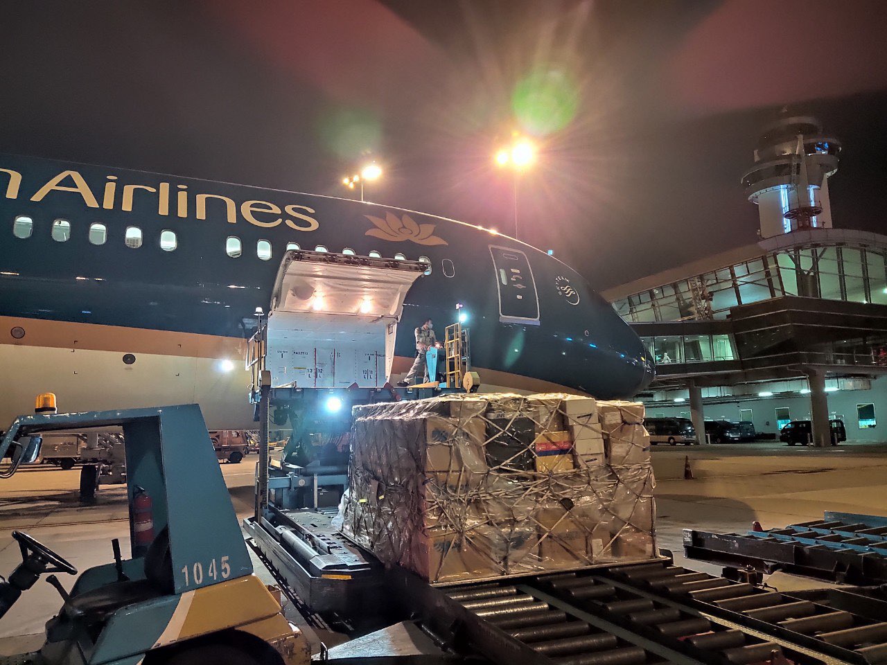 Trang thiết bị y tế được Vietnam Airlines vận chuyển từ TP.HCM đến Hà Nội.