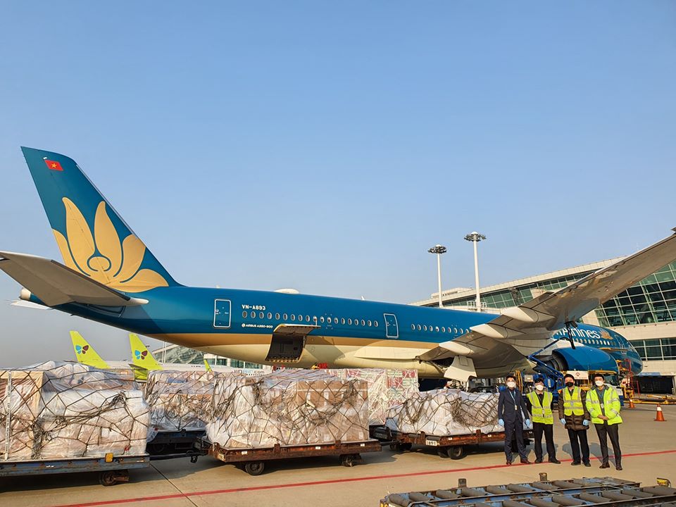 Chiếc Airbus A350 mang só hiệu VN6415 - chuyến tàu chở hàng thuần túy đầu tiên của VNA tới Hàn Quốc. Chiếc Airbus A350 mang só hiệu VN6415 - chuyến tàu chở hàng thuần túy đầu tiên của VNA tới Hàn Quốc.