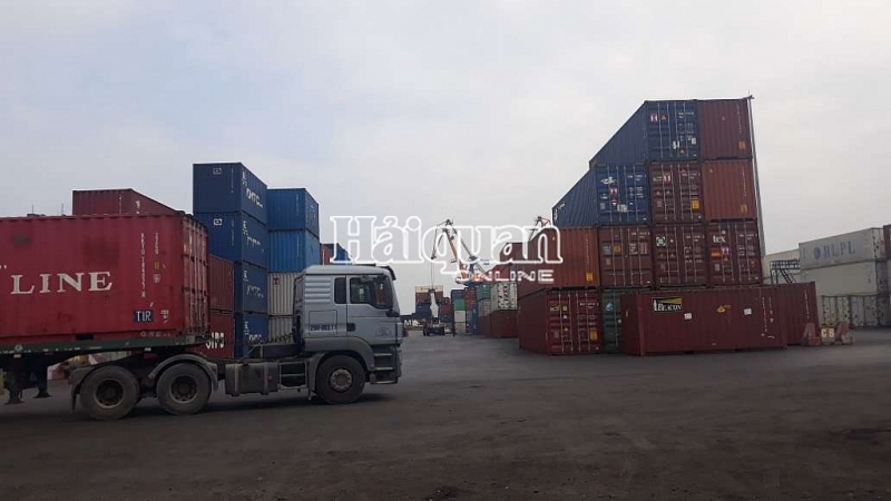 Tại Hải Phòng, nhu cầu phương tiện vận tải ra vào thành phố để vận chuyển hàng hóa xuất nhập khẩu là rất lớn. Ảnh: T.Bình.