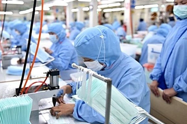 Theo Bộ Y tế, năng lực sản xuất của 47 DN sản xuất khẩu trang của Việt Nam có thể lên đến 25,5 triệu chiếc khẩu trang/ngày nếu đủ nguyên liệu sản xuất. Theo Bộ Y tế, năng lực sản xuất của 47 DN sản xuất khẩu trang của Việt Nam có thể lên đến 25,5 triệu chiếc khẩu trang/ngày nếu đủ nguyên liệu sản xuất.